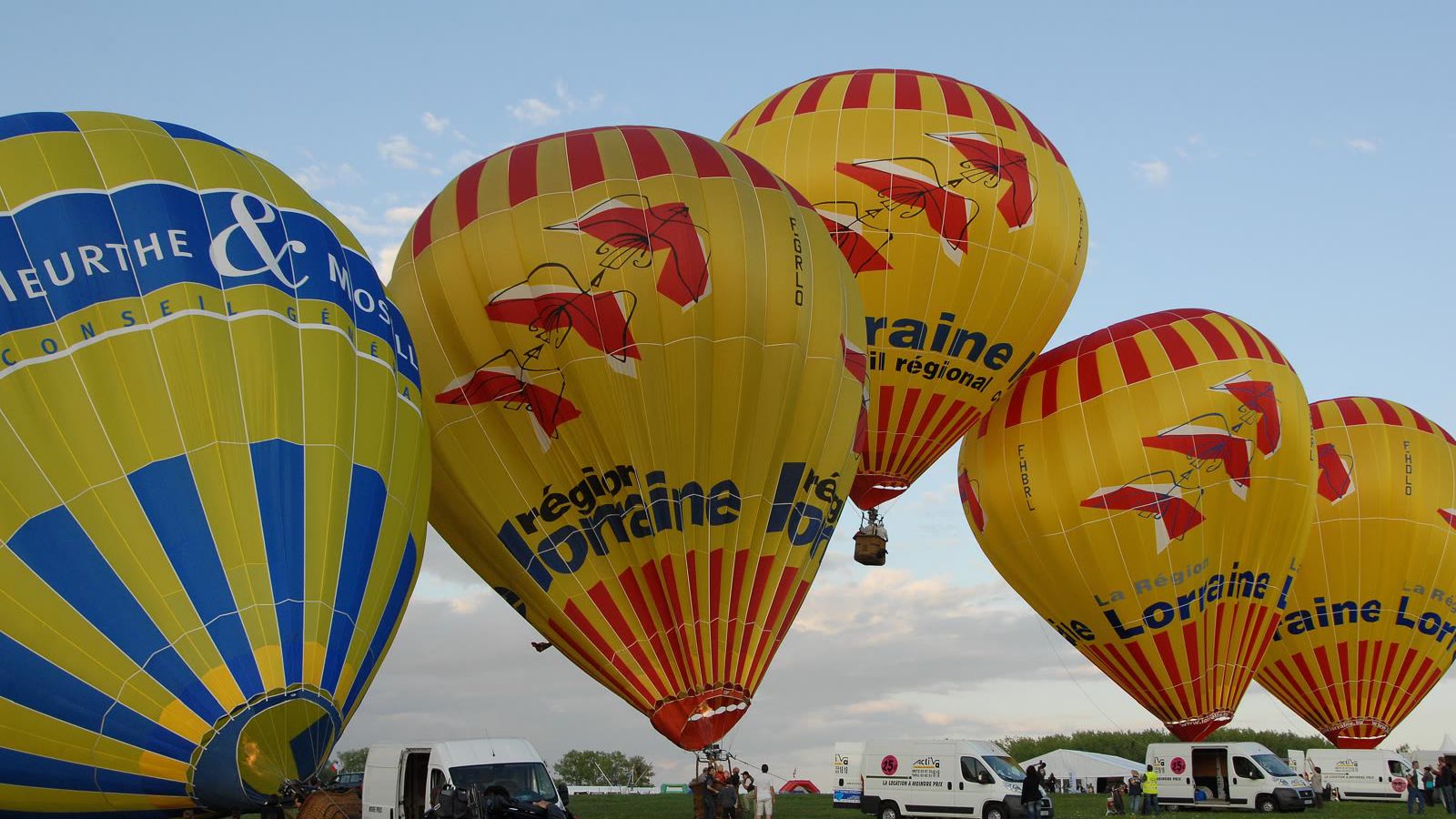 Heißluftballons der Region Lorraine kurz vor dem Massenstart