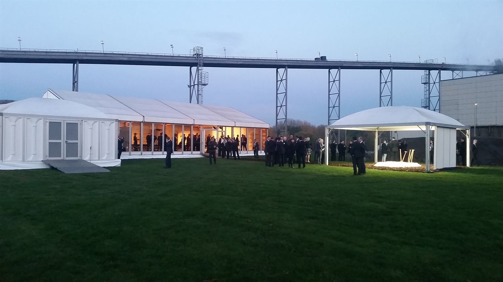Beleuchtete Eventzelte in der Abenddämmerung
