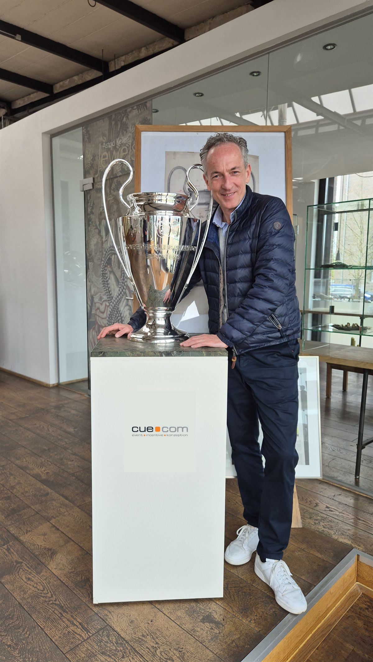 Geschäftsführer Rainer Funke mit dem Champions-League-Pokal