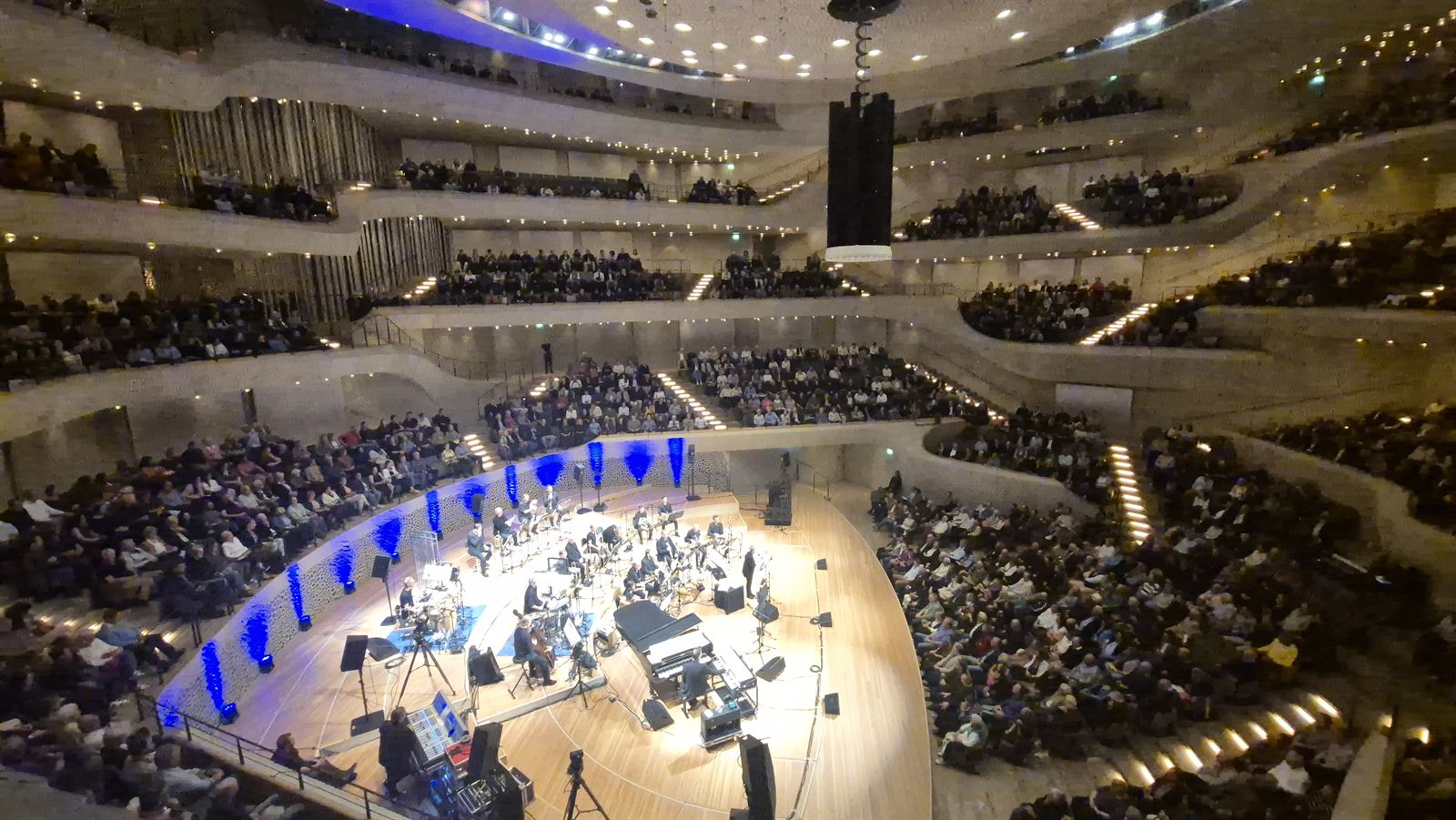 Publikum im großen Saal der Elbphilharmonie bei einem Firmenkonzert