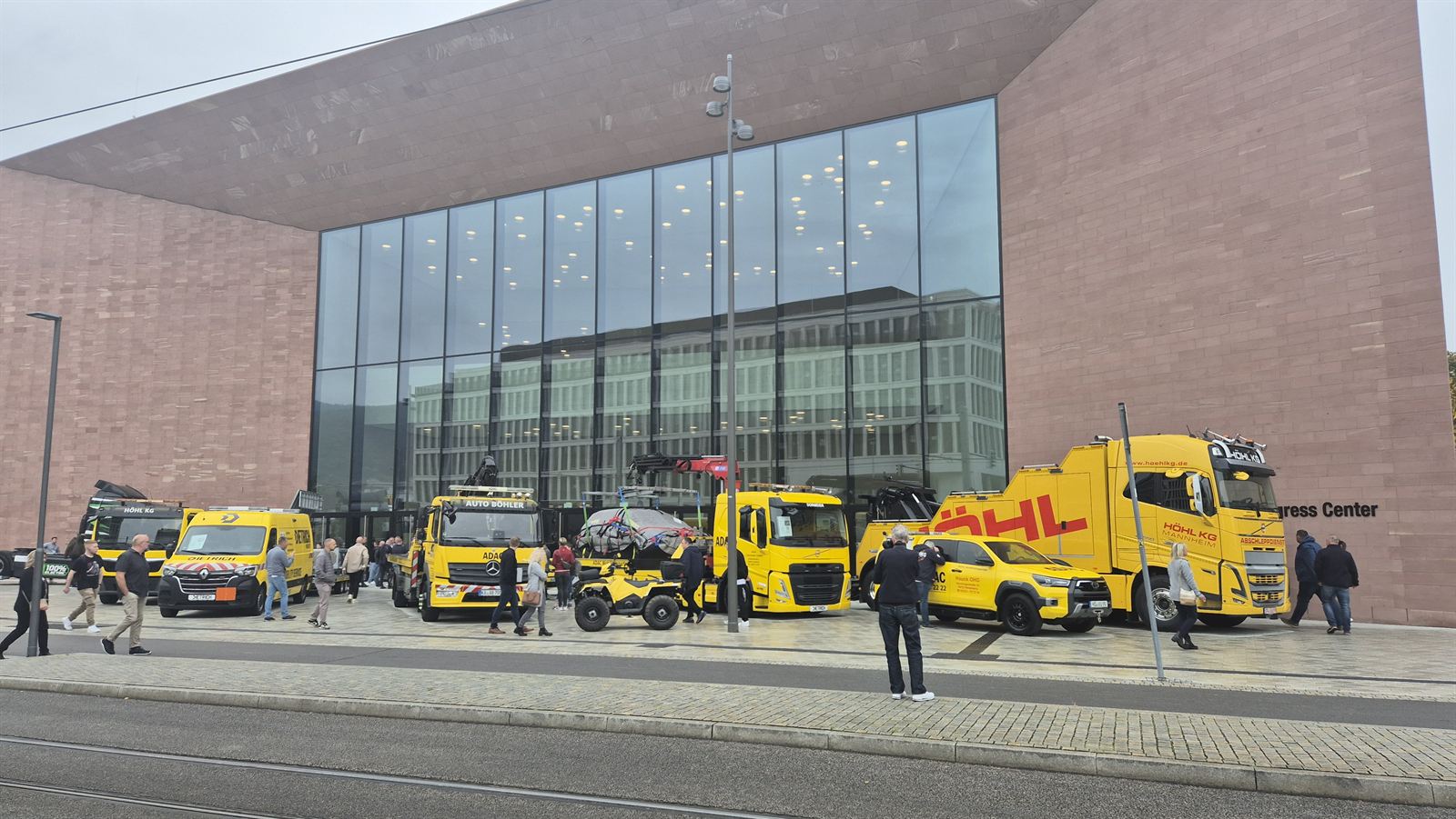 Fahrzeugausstellung vor einem modernen Kongresszentrum