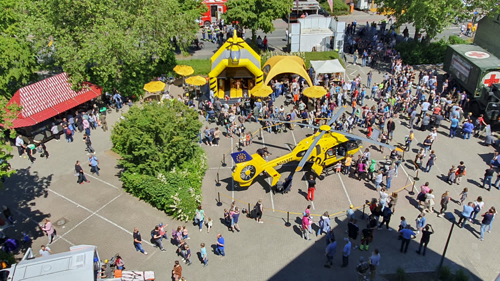 Helikopter im ADAC-Design bei einem Event