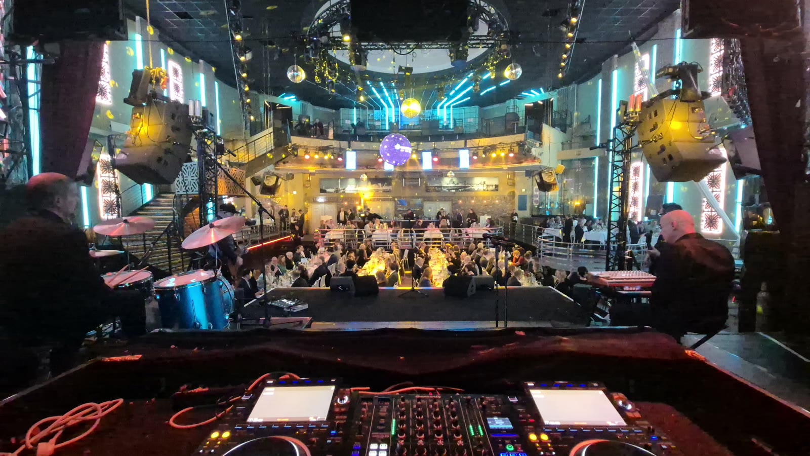 DJ-Pult auf der beleuchteten Hauptbühne während des Events
